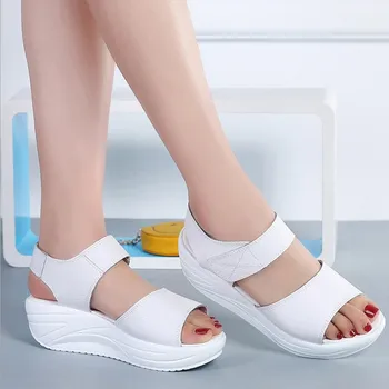 2018 Nova Verão de Mulheres Sandálias de Couro Sandálias Plataforma Moda feminina Casual Sapatos Dente Sandálias de Couro Calçado Chinelos de quarto
