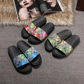 Homens Mulheres Chinelos de quarto 2020 Moda de Nova Flor Plana Sapatos de Venda Quente de Praia de Couro Genuíno Interior para o Exterior Mulheres Slides Tamanho Grande