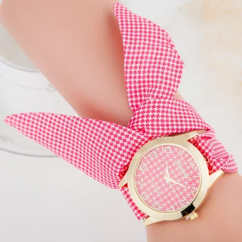 Quente estilo de moda desabotoada mão estilo de grade de pano banda relógio de ouro caso integrada de cor dial ladies watch