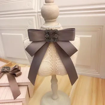 O coreano Moda Fita gravata borboleta Broche de Cristal Bowknot Pin de Lapela Shirt Dress Broches Jóias Presentes de Luxo para Mulheres Acessórios