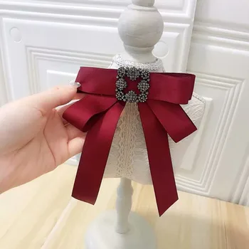O coreano Moda Fita gravata borboleta Broche de Cristal Bowknot Pin de Lapela Shirt Dress Broches Jóias Presentes de Luxo para Mulheres Acessórios