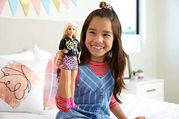 Barbie Fashionista boneca loira com rock T-shirt, saia de Chita e acessórios de moda (Mattel GRB47)